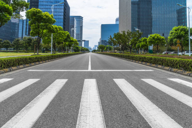 la ciudad road - paso peatonal raya indicadora fotografías e imágenes de stock