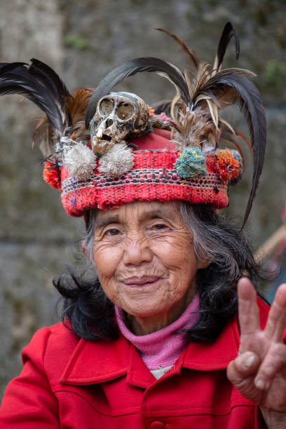 ritratto vecchia donna filippina di tribù di montagna ifugao in abito nazionale accanto a terrazze di riso. ifugao - la gente di montagna nelle filippine. - ifugao foto e immagini stock