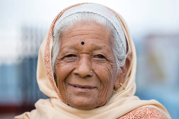 retrato de edad mujeres en vestido tradicional en calle de katmandú, nepal - pauper fotografías e imágenes de stock