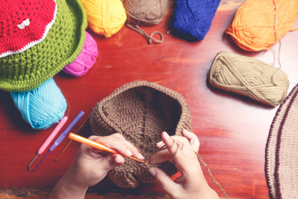 바느질하기 - crochet knitting hat wool 뉴스 사진 이미지