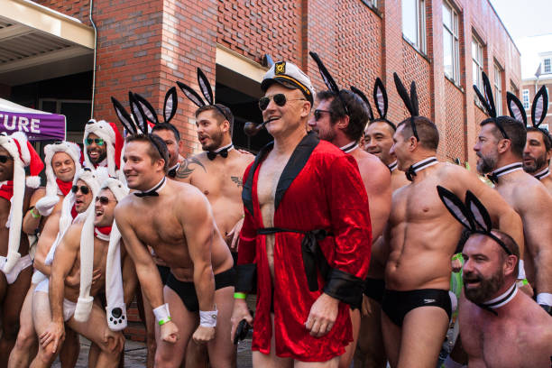 imitador de hugh hefner posa para foto en funcionamiento santa speedo - bunny girl fotografías e imágenes de stock