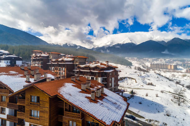 veduta aerea del paesaggio invernale a bansko, bulgaria - bansko foto e immagini stock