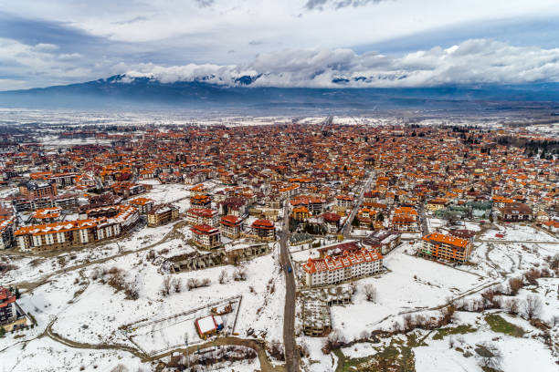 ampio drone girato dal cielo del paesaggio invernale a bansko, bulgaria stazione sciistica turistica - bansko foto e immagini stock