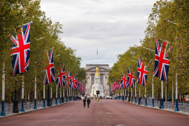 ユニオン ジャック旗英国ロンドンで飾られてショッピング モール - palace buckingham palace london england famous place ストックフォトと画像