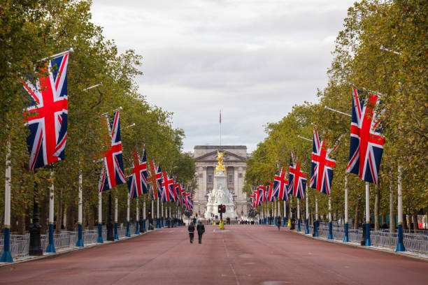 o shopping decorado com bandeiras da union jack londres uk - palace buckingham palace london england england - fotografias e filmes do acervo