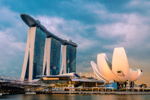 marina bay sands en singapur - artscience museum fotografías e imágenes de stock