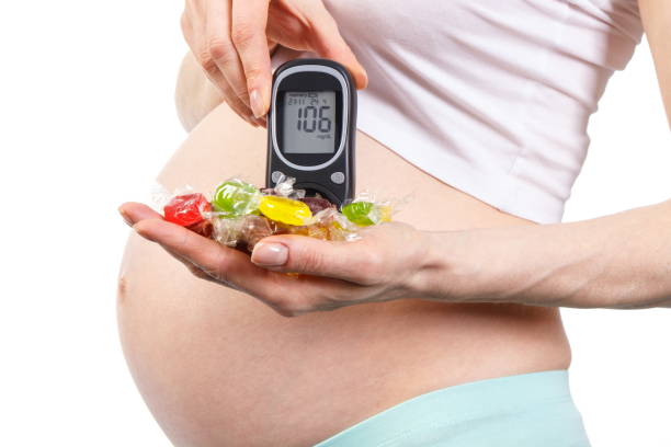 mujer embarazada con medidor de glucosa, caramelos coloridos, diabetes y nutrición sana durante el embarazo - diabetes human pregnancy women blood sugar test fotografías e imágenes de stock