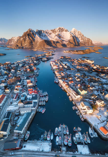 henningsvær stadt im norwegen. schöne natürliche landschaft aus der luft - mountain peak norway reflection sunlight stock-fotos und bilder