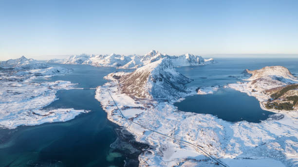 panorama de montagnes et la mer. magnifique paysage aérien naturel de la norvège - sognefjord photos et images de collection