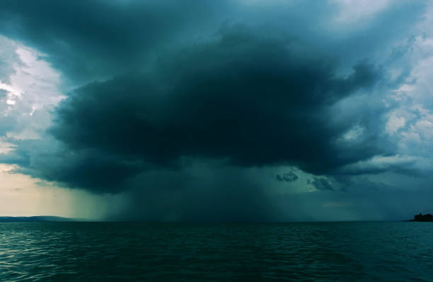 supercélula thunderstrom foorming acima da superfície da água - tornado storm disaster storm cloud - fotografias e filmes do acervo
