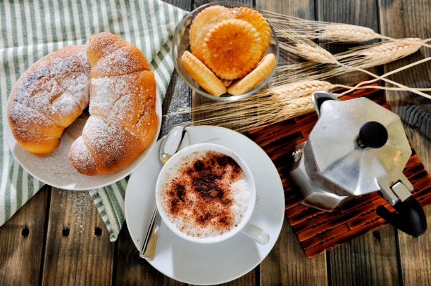 카푸치노와 크루아상 소박한 나무 테이블에 전통적인 이탈리아 아침 식사 - latté cookie cappuccino coffee crop 뉴스 사진 이미지