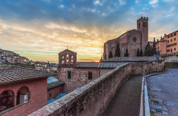 сиена (тоскана, италия) - torre del mangia стоковые фото и изображения