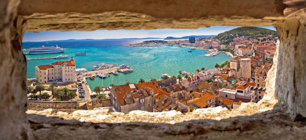 dividir a vista panorâmica aérea de beira-mar através da janela de pedra, região da dalmácia croácia - split - fotografias e filmes do acervo