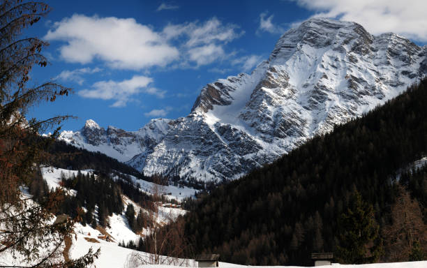 cima dieci nas montanhas dolomitas, alta badia. trentino-alto adige, itália. - altoadige - fotografias e filmes do acervo