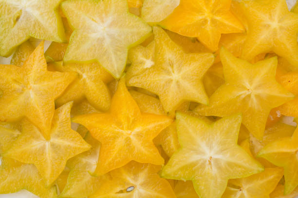 frutto stellato, frutto stellare o mela stellata, sfondo fetta di carambola averrhoa - starfruit foto e immagini stock