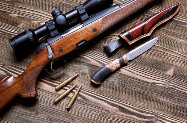 equipo de caza sobre fondo de madera vieja. - cuchillo arma fotografías e imágenes de stock