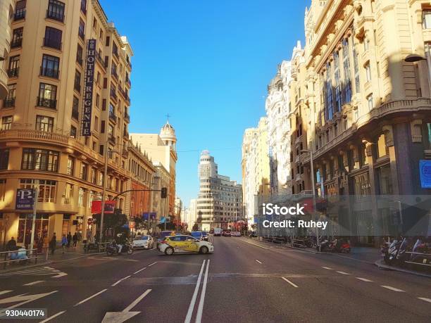 Tráfico En Gran Vía Foto de stock y más banco de imágenes de Aire libre - Aire libre, Arquitectura, Arquitectura exterior