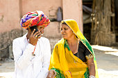 indische-paare-in-traditioneller-kleidun