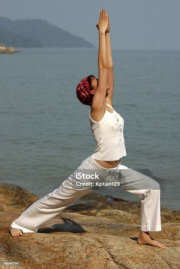 virabhadrasana, le hatha yoga au bord de la plage - Photo de Bonne posture libre de droits