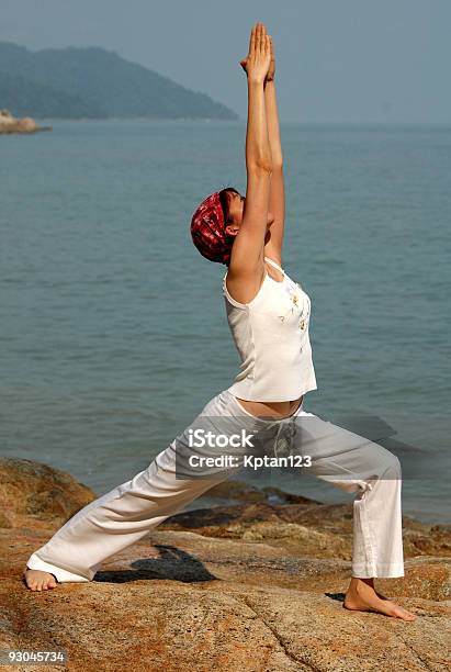 Photo libre de droit de Virabhadrasana Le Hatha Yoga Au Bord De La Plage banque d'images et plus d'images libres de droit de Bonne posture - Bonne posture, Douceur, Image en couleur