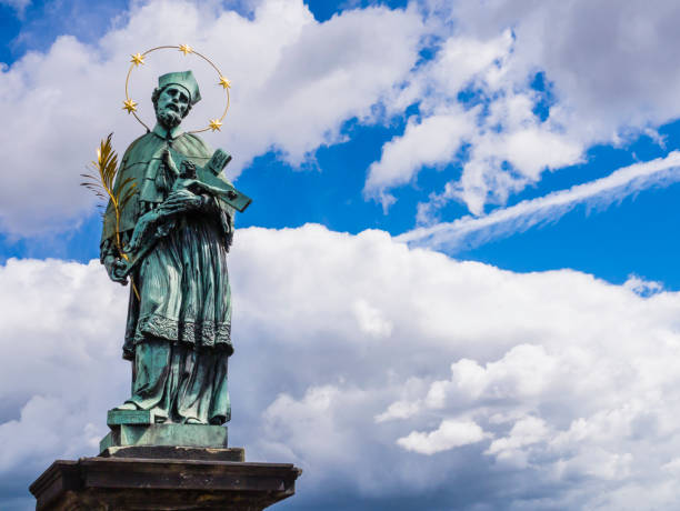бронзовая статуя святого иоанна непомука, карлов мост, прага, чехия - charles i стоковые фото и изображения