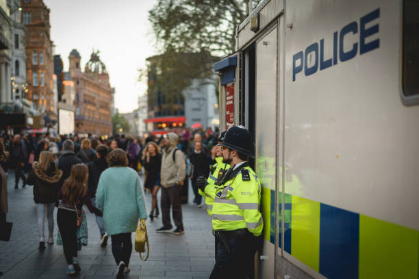 polizisten patrouillieren in den überfüllten straßen rund um leicester square, im zentrum von london. - people togetherness group of people editorial stock-fotos und bilder