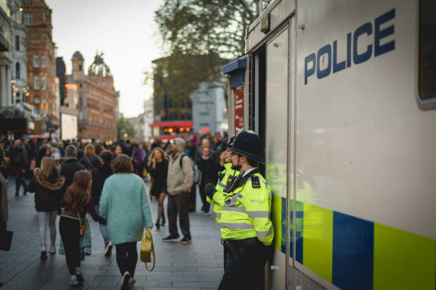 poliziotti che pattugliano le strade affollate intorno a leicester square, nel centro di londra. - people togetherness group of people editorial foto e immagini stock