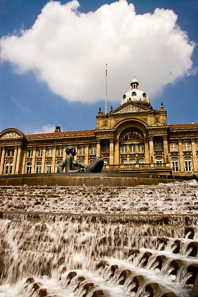 бирмингем виктория площадь на летний день, великобритания - birmingham west midlands town hall uk стоковые фото и изображения