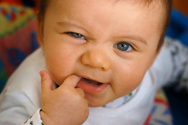 bebé de dentição - babies and children close up horizontal looking at camera imagens e fotografias de stock