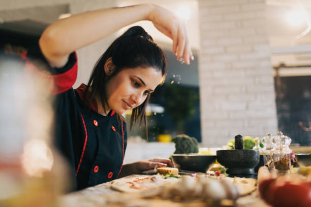 シェフ キッチンでピザを作る - 女性料理人 ストックフォトと画像
