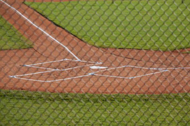 ホームプレート、野球場 - baseball baseball diamond grass baseballs ストックフォトと画像