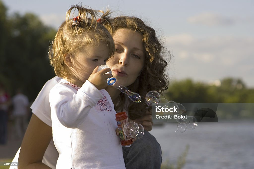 Petite fille et sa mère, pensée - Photo de Adulte libre de droits