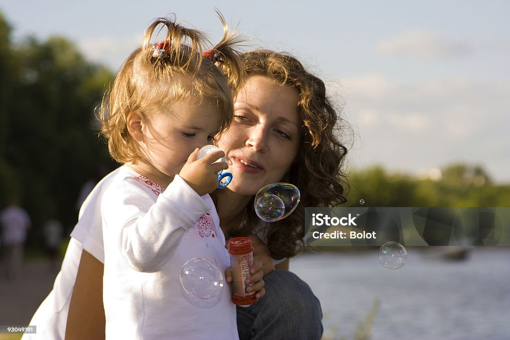 Niña y su madre hace de pensamiento - Foto de stock de Madre libre de derechos