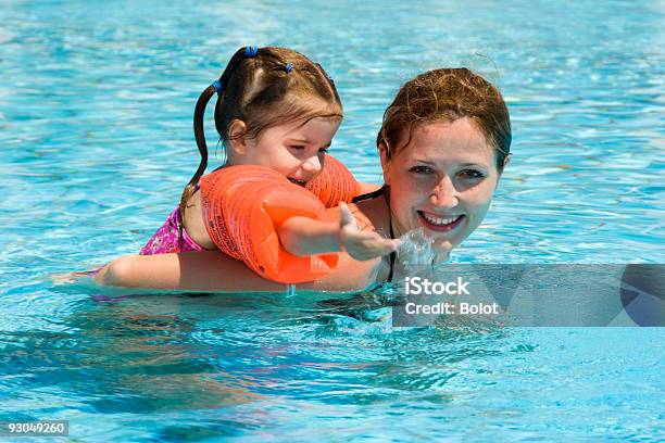 Hijo Y Madre Feliz En Piscina Foto de stock y más banco de imágenes de 20-24 años - 20-24 años, 25-29 años, Abrazar