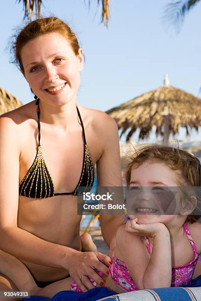Matka Daje Jej Córka Masażu Na Plaży - zdjęcia stockowe i więcej obrazów Basen - Basen, Bezchmurne niebo, Beżowy