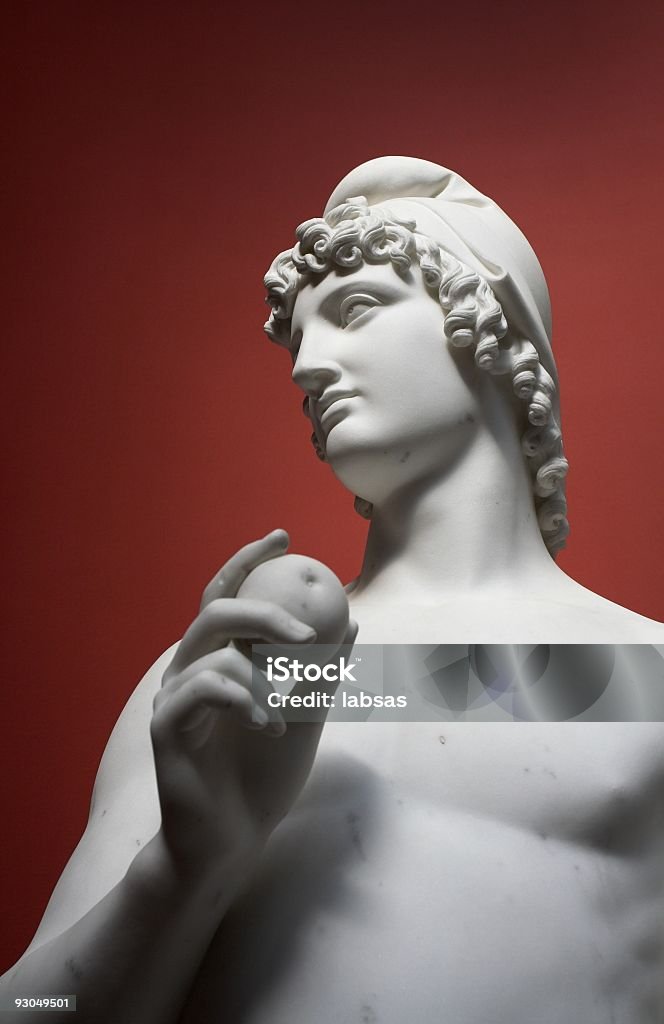 Roman statue of młody człowiek gospodarstwo Jabłko. - Zbiór zdjęć royalty-free (Statua)