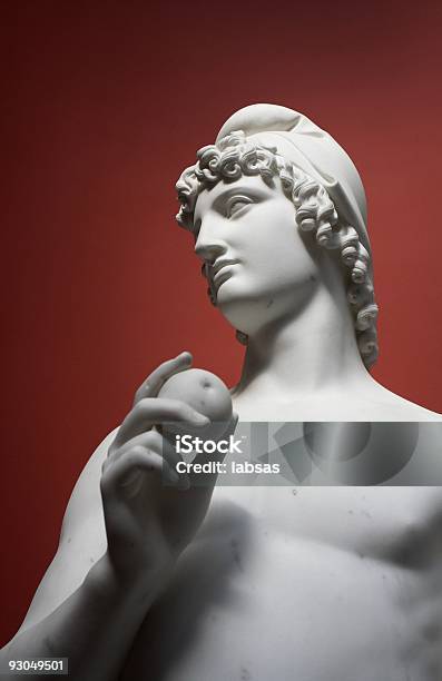 Roman Statue Of Młody Człowiek Gospodarstwo Jabłko - zdjęcia stockowe i więcej obrazów Statua