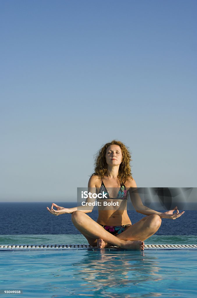 Bella donna meditare nel pool - Foto stock royalty-free di Acqua