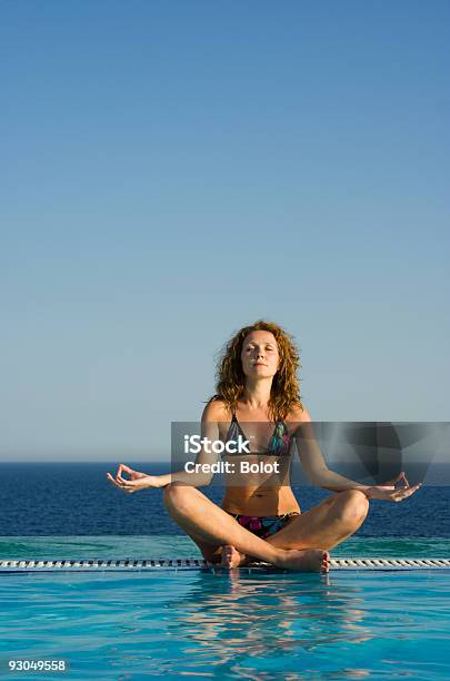 Bella Donna Meditare Nel Pool - Fotografie stock e altre immagini di Acqua - Acqua, Adulto, Ambientazione esterna