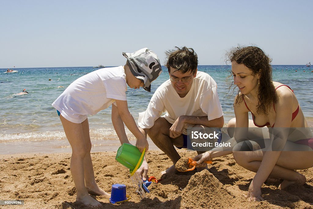 幸せな若い家族とビーチで遊ぶ - 家族のロイヤリティフリー��ストックフォト