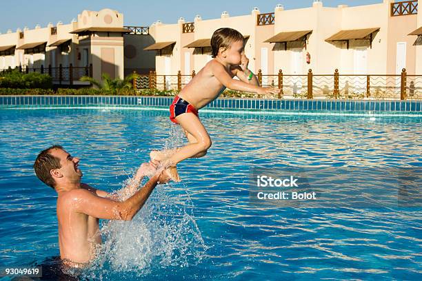 Padre E Figlio Giocano In Piscina - Fotografie stock e altre immagini di 20-24 anni - 20-24 anni, 25-29 anni, 4-5 anni