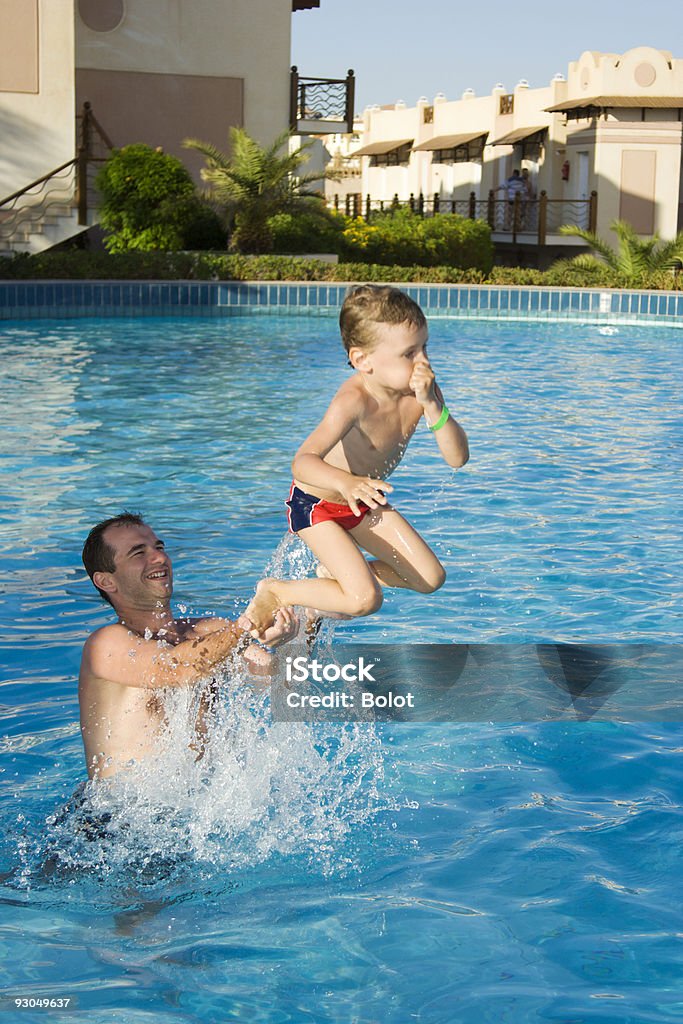 Pai e filho brincando na piscina - Foto de stock de 20-24 Anos royalty-free