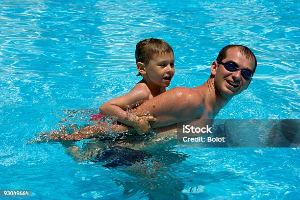 Padre E Figlio Giocano In Piscina - Fotografie stock e altre immagini di 20-24 anni - 20-24 anni, 25-29 anni, 4-5 anni