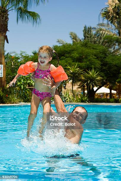 파더 및 어린 딸이다 게임하기 In 데이터풀 가족에 대한 스톡 사진 및 기타 이미지 - 가족, 부낭, 수영장-스포츠 경기장