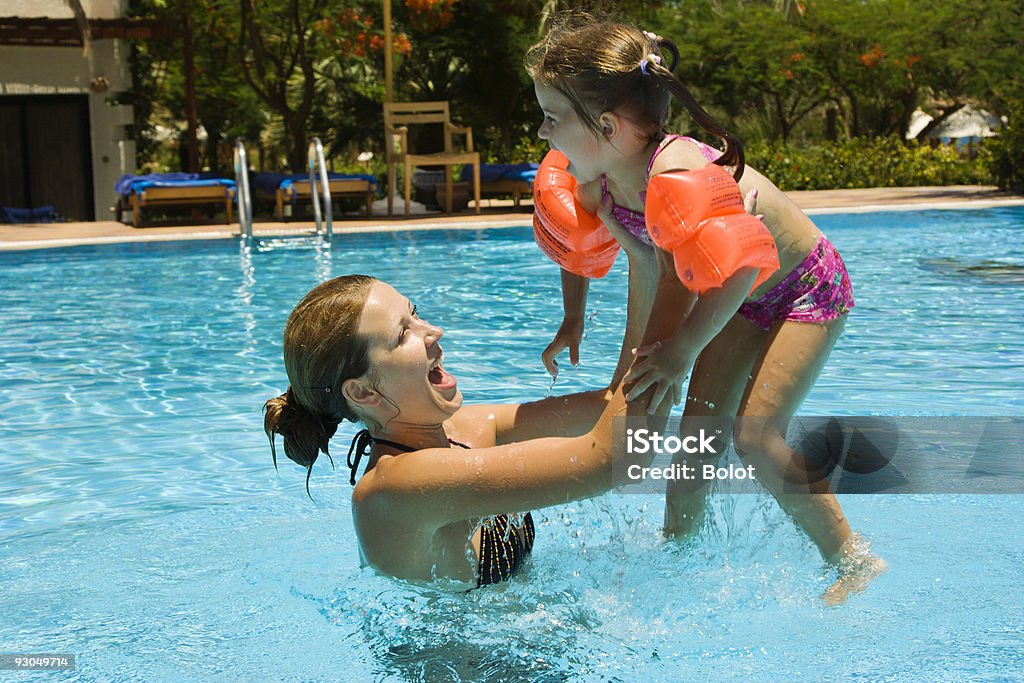 Pequena mãe e filha brincando na piscina - Royalty-free 20-24 Anos Foto de stock