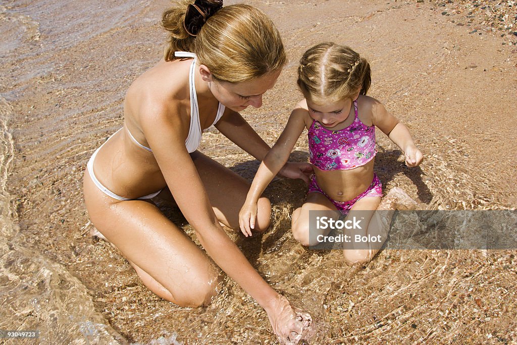 Niña y madre en la playa - Foto de stock de Actividades recreativas libre de derechos
