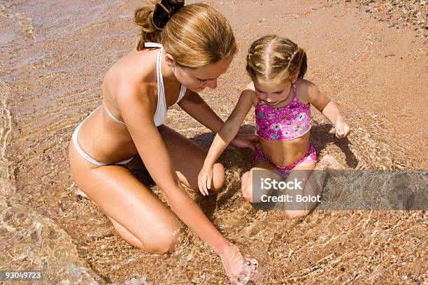 Mała Dziewczynka I Matka Na Plaży - zdjęcia stockowe i więcej obrazów Bikini - Bikini, Córka, Dorosły