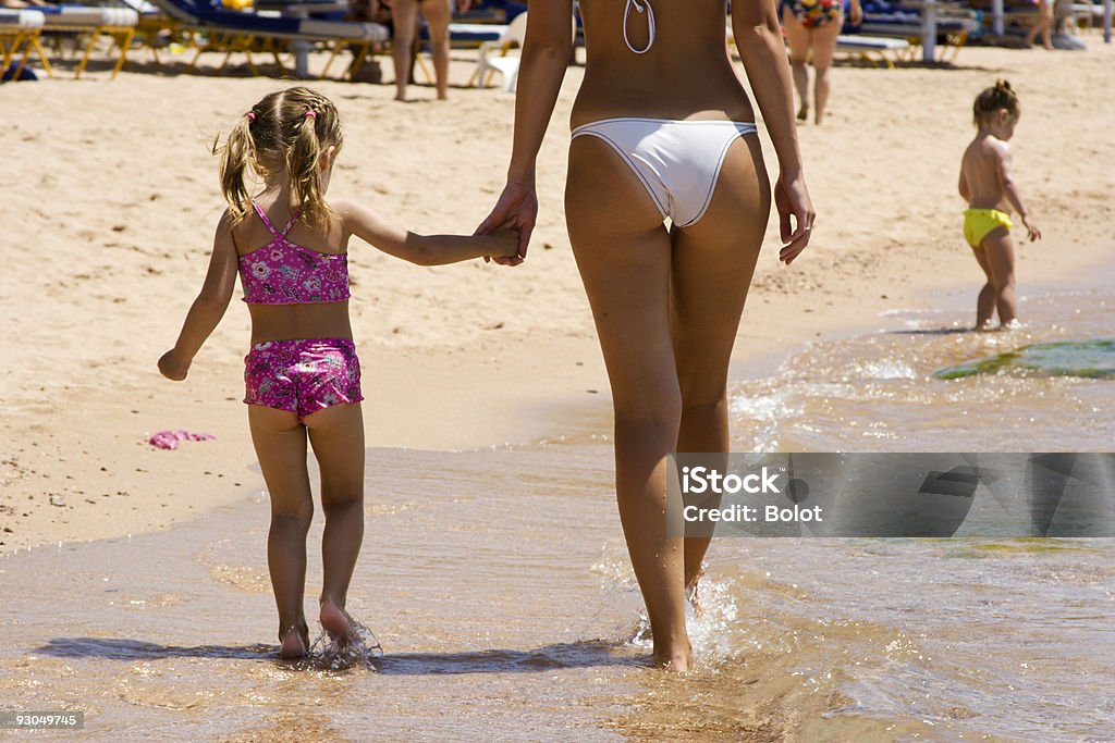 Kleines Mädchen geht am Strand mit ihrer Mutter - Lizenzfrei Gehen Stock-Foto