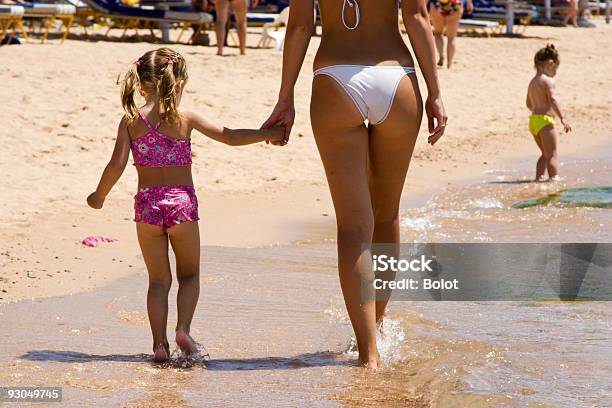 Kleines Mädchen Geht Am Strand Mit Ihrer Mutter Stockfoto und mehr Bilder von Gehen - Gehen, Paar - Partnerschaft, Strand