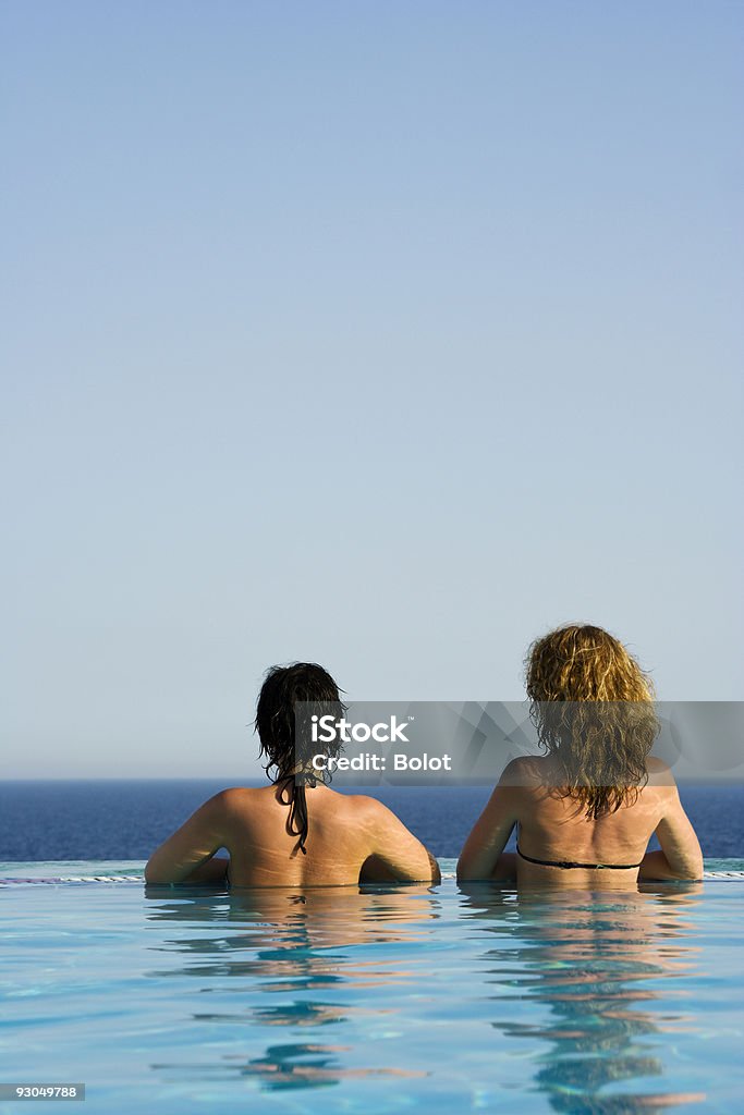 Zwei Schönheiten mit infinity-pool - Lizenzfrei Aktiver Lebensstil Stock-Foto